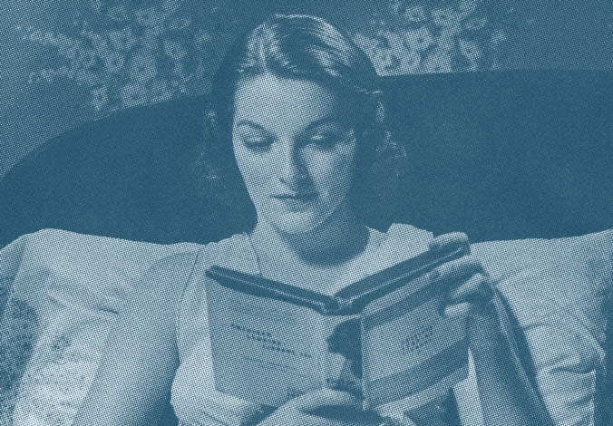 Vrouw leest boek in bed