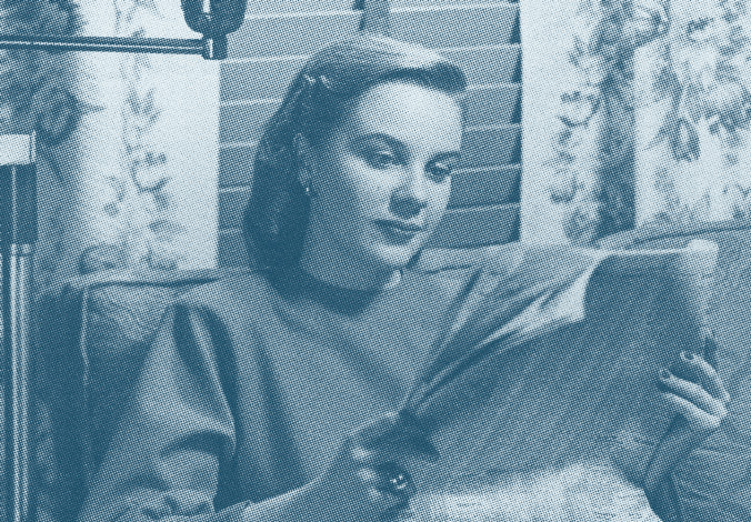 Vrouw leest krant met fijne glimlach om de lippen