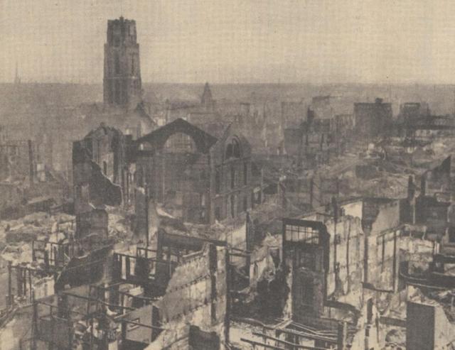 De verwoeste binnenstad van Rotterdam na het bombardement 