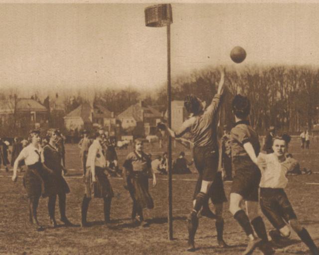 Korfbalwedstrijd, Arnhemse Courant, 14 april 1928